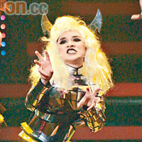 Lady GaGa戴上金色假髮勁狂野。
