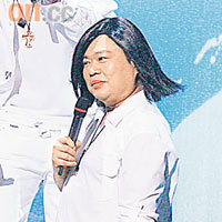 朱孝天　戴上長假髮，估唔到扮偶像歌手都咁似。