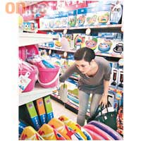 Danielle在玩具店挑選禮物氹仔，認真廿四孝媽咪！