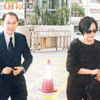 楊受成伉儷到醫院探望栢芝，非常有心！