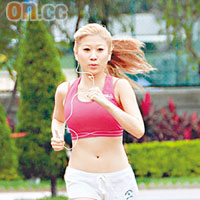 劉晨芝以露腰裝扮，在跑馬地跑步練氣。