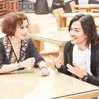 安安與伊健談笑甚歡，看來「母子」感情不錯。