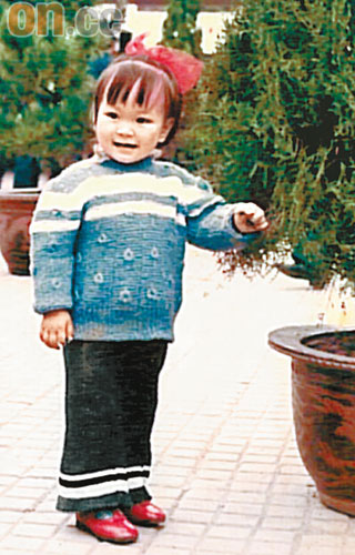 鍾浠文天生內向，小時候曾被誤以為患上自閉症。