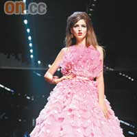 模特兒穿上如「千層糕」般的Cocktail Dress，散發法式典雅。