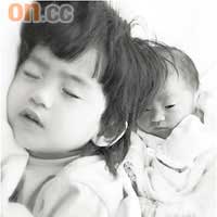 熟睡中的Lucas（左）與弟弟Quintus合照，溫馨洋溢。黑白圖片