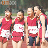 超欣（左一）與同學於田徑錦標賽中合照留念。