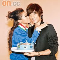 周秀娜獲男友Avis送蛋糕，即回贈香吻一個。