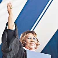 Aretha Franklin獲頒授音樂榮譽博士學位。
