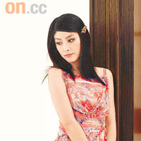 Kelly以Chanel新款碎花短裙，配襯Must Have潮爆高踭木屐，打造唯美天使Look，高貴與清純集於一身。