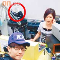 狄易達與主持Morle在直播室合照，遠處浮現輪廓分明的「BB」鬼影（紅圈示），令人不寒而慄！