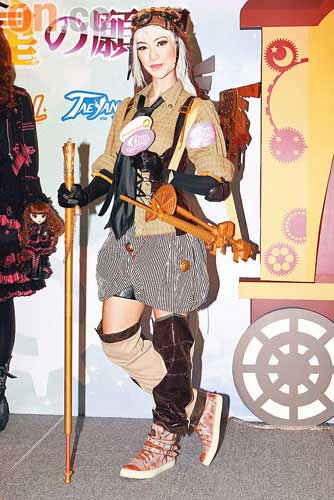 Jessica C.以密實Cosplay打扮出席活動，造型特別。