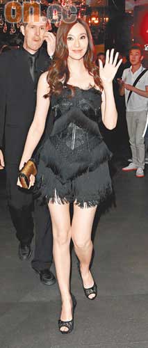 吳佩慈身穿的Dolce & Gabbana流蘇Corset，價值約6萬元，配以價值約1萬4千元的迷你裙及高踭鞋，性感大方。