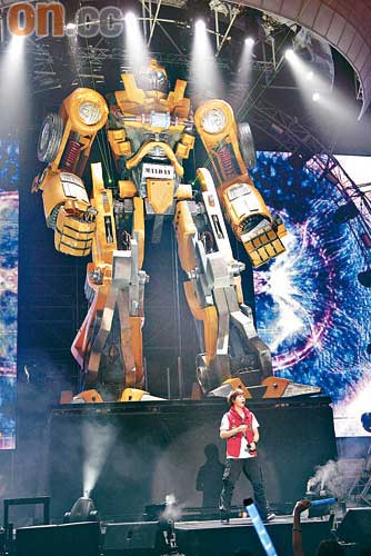 五月天把巨型機械人放置台上，令觀眾目不暇給。