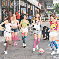 木村乃（左起）、Annie G.、Hailey C.、李蘊與劉欣宜搓波時姐手姐腳，十分論盡！