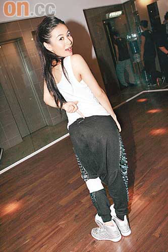 江若琳用扣針扣實褲頭，避免勁舞時甩褲。