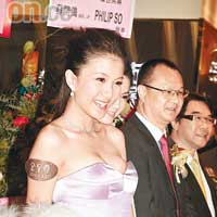 陳嘉桓以低胸裙襯鑽飾，「財色」兼備！