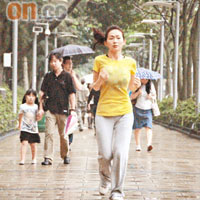 Carol冒雨跑步， 為爭咪神寶座努力備戰。