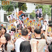 大批Fans舉牌撐陳鍵鋒場。