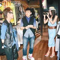 周秀娜充當攝影師拍低訪問經過。