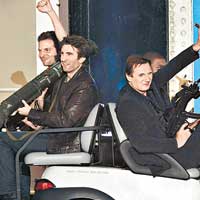 《通天奇兵》主角畢利谷巴（左起）、Sharlto Copley和里安納遜駕駛吉普車上台頒獎。