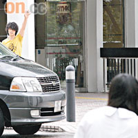 陳柏宇看見大班妹妹仔，即熱情地揮手。