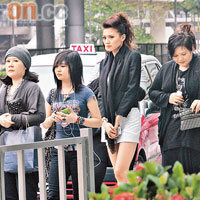 貴為「寫真女王」 的周秀娜，等的士時沒有特權，乖乖排隊。
