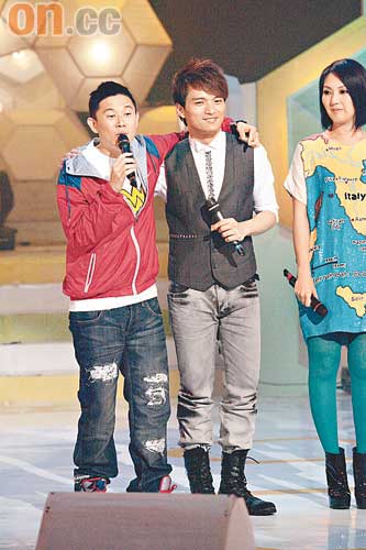 主持MC Jin介紹《超級巨聲》一班的成員陳鴻碩（右）出場。