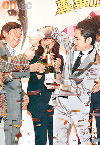 吳雨（左起）、樂易玲和王祖藍開香檳慶祝。
