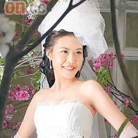 宋芝齡親自擔任模特兒，率先到韓國試景。