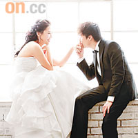 宋芝齡與男模甜蜜影婚照，相當合拍。