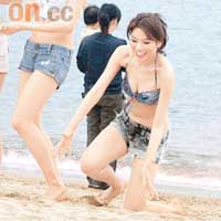 陳宛蔚與好姊妹在沙灘上狂奔，玩到跌低。