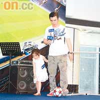 阿B和囡囡鍾懿出席世界盃活動，大唱兒歌。