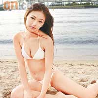 經歷情傷的A. Lin，拍寫真時分外投入，眼神充滿「怨氣」。