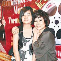 韋綺姍帶同14歲長女出席記者會。