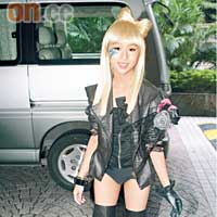超欣變身Lady GaGa，戴上金色長假髮及繫上大蝴蝶結，再配襯Bodysuit及黑皮褸，可愛兼有型！