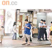 肥谷四圍遊蕩，自得其樂。