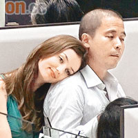 女友不停撒嬌，冧爆的周立璟出手扭扭鼻呵護(右圖)。