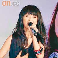 阿Sa在北京舉行專輯發布會，在台上又唱又跳。