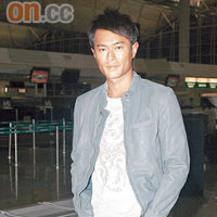 古仔漏夜乘飛機前往米蘭。