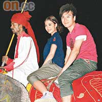 馬國明與彭慧中騎完大象後，男方急急閃開，十分避忌！