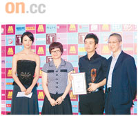 文章（右）從湯唯（左）手上接過最佳男演員獎。