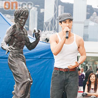 李治廷站在李小龍銅像旁邊，出席新片《少年李小龍》啟動儀式。