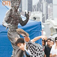 小演員在片中飾演李小龍的弟弟。