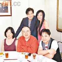 焦媛（後排右）、高志森（前排中）及尹子維（後排左）一同宣傳舞台劇。