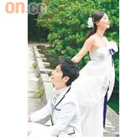 身體不適的馬浚偉，甫見「老婆仔」法拉即精神奕奕地拍照。