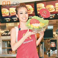 祖兒化身女廚神炮製沙律及炸薯條，看似十分美味。
