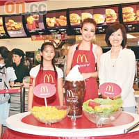 忙完一輪後，祖兒（中）終於可以抖抖。