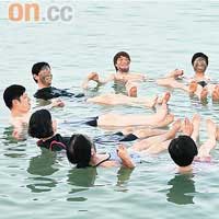 陳志雲與弟兄姊妹在死海浮沉，享受寧靜一刻。