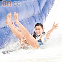 江若琳試玩巨型滑水梯，一臉興奮！