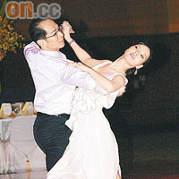 孫蘭鶯和鄭躬洪在訂婚宴上大騷舞技。